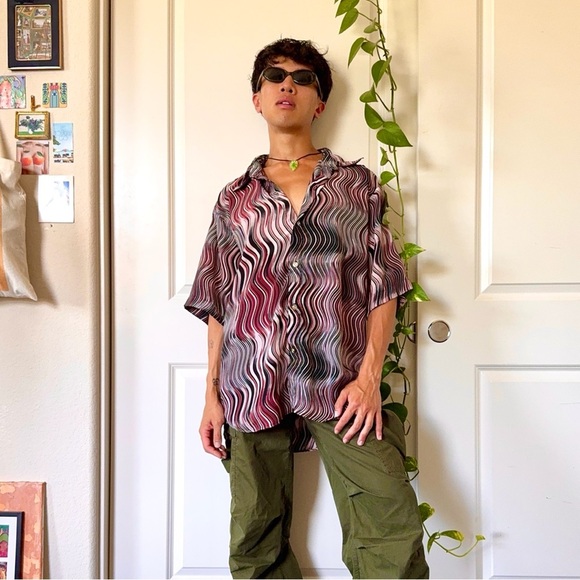 Vintage Y2K Men’s Wavy Red & Black Button-Up Shirt - Picture 7 of 7